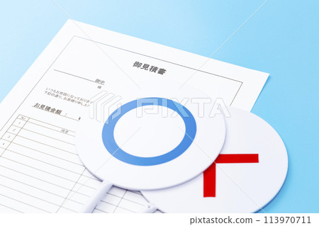 Quotation and right and wrong cards on a blue background 113970711