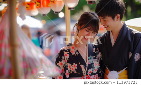 穿著浴衣享受夏日祭典的女人 穿著浴衣享受夏日祭典的女人 113973725