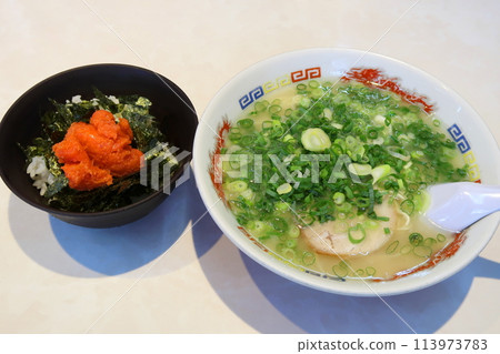 豬骨拉麵加蔥和辣明太子米飯 豬骨拉麵加蔥和辣明太子米飯 113973783