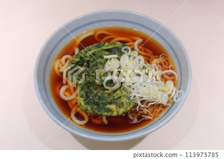 在立式蕎麥麵店吃到的兩片春菊天烏龍麵 113973785