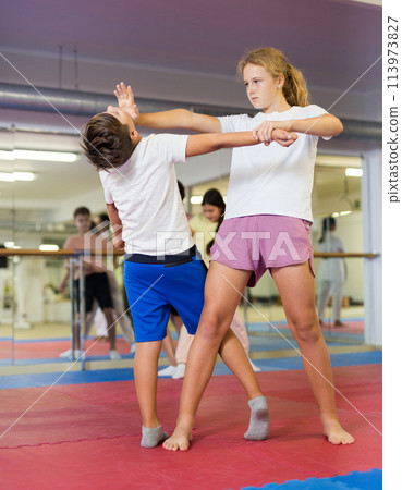 Self-defense lesson for children - girl stabs boy in head 113973827