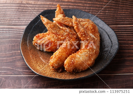 Deep-fried chicken wings 113975251