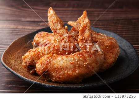 Deep-fried chicken wings 113975256