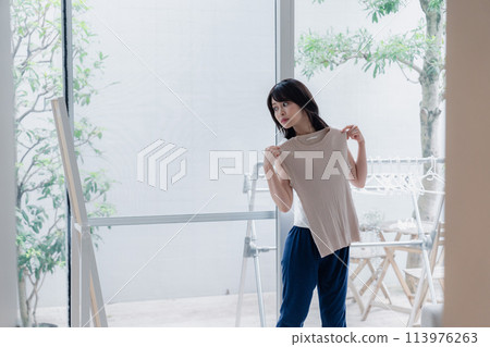 在家思考時尚組合的年輕女性 在家思考時尚組合的年輕女性 113976263