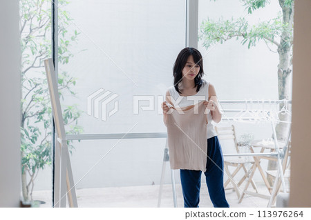 在家思考時尚組合的年輕女性 在家思考時尚組合的年輕女性 113976264