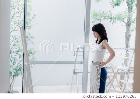 在家思考時尚組合的年輕女性 在家思考時尚組合的年輕女性 113976265