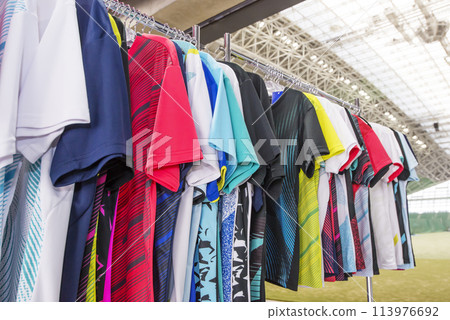 彩色襯衫、掛在架子上的衣服、運動用品店形像素材 113976692
