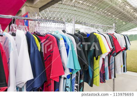 彩色襯衫、掛在架子上的衣服、運動用品店形像素材 113976693
