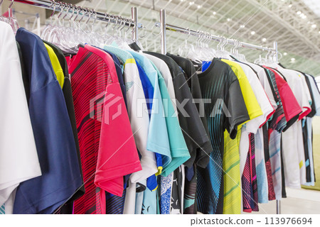 彩色襯衫、掛在架子上的衣服、運動用品店形像素材 113976694