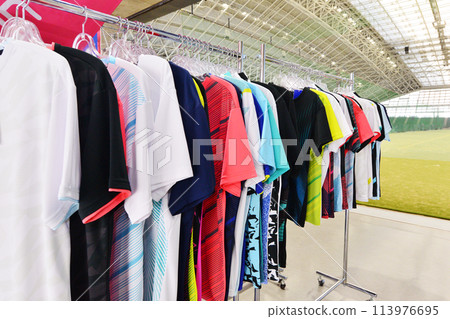 彩色襯衫、掛在架子上的衣服、運動用品店形像素材 彩色襯衫、掛在架子上的衣服、運動用品店形像素材 113976695