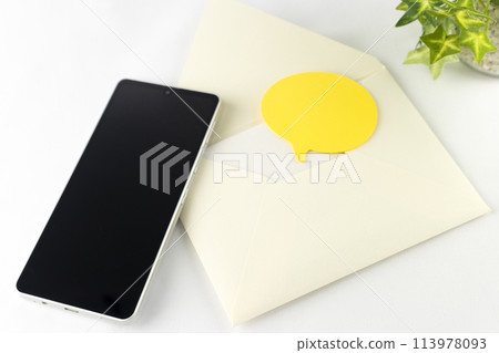 智慧型手機、信封和便條。電子郵件和 SNS 的圖像 智慧型手機、信封和便條。電子郵件和 SNS 的圖像 113978093