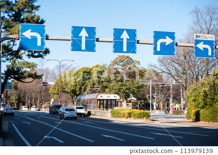 [Key bus lane] Intersection with complicated road signs 113979139