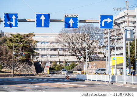 [Main bus lane] Intersection with multiple road signs 113979306