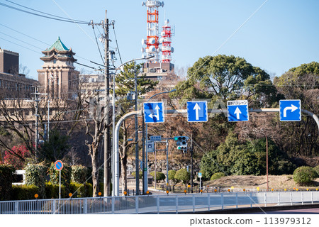 [Main bus lane] Intersection with multiple road signs 113979312
