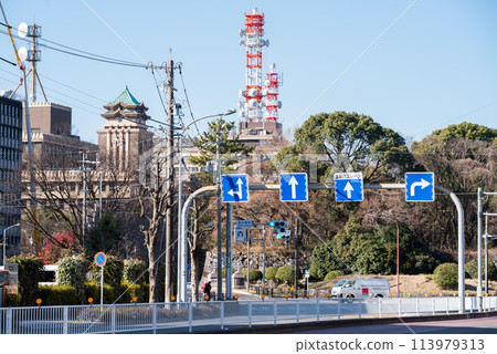[Main bus lane] Intersection with multiple road signs 113979313