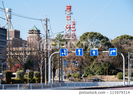[Main bus lane] Intersection with multiple road signs 113979314