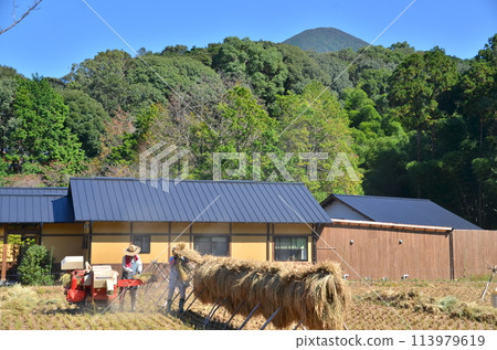 寧靜的鄉村風景,背景是一座山,一棟安靜的房子,坐落在綠地腳下,可以看到山景。 寧靜的鄉村風景,背景是一座山,一棟安靜的房子,坐落在綠地腳下,可以看到山景。 113979619