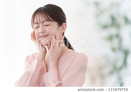 一個微笑的中年婦女 一個微笑的中年婦女 113979758