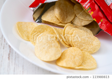 potato chips on a plate 113980813