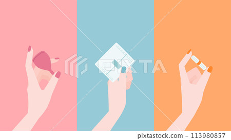 一組美麗的女手拿著衛生用品（餐巾、衛生棉條、月亮杯） 113980857