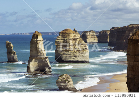 Beautiful shot of the famous Twelve Apostles geological structures 113980921