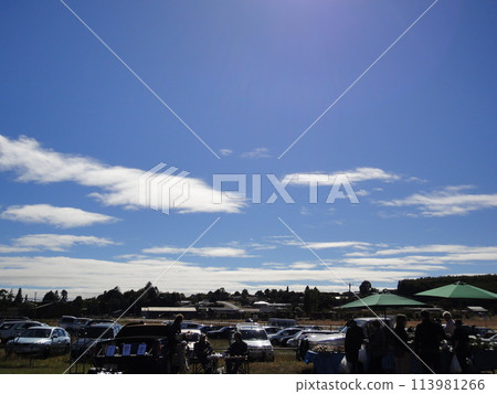 A square in clear skies 113981266