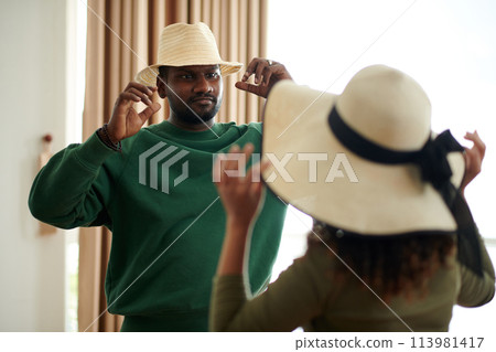 Couple in hats preparing for journey 113981417