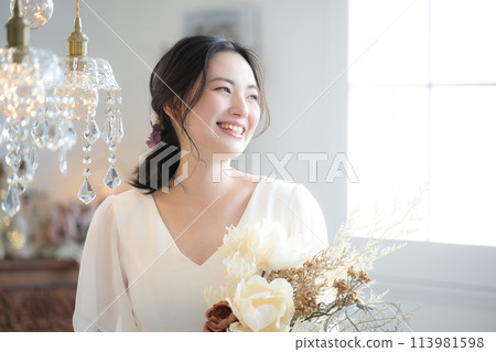 Also in the main visual! Young women wearing wedding dresses - images of brides at weddings, such as pre-wedding photos and bridal Also in the main visual! Young women wearing wedding dresses - images of brides at weddings, such as pre-wedding photos and bridal 113981598