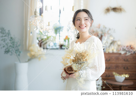 Young woman in wedding dress, pre-wedding photo shoot, bridal, etc., bride wedding image, looking up Young woman in wedding dress, pre-wedding photo shoot, bridal, etc., bride wedding image, looking up 113981610