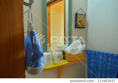 Cleanliness lined up on the hotel's sinks; bathroom amenities with a warm glow; hospitality to welcome visitors 113981637