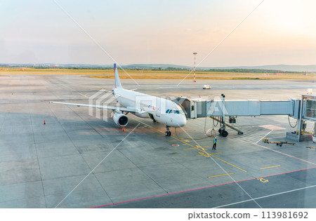 .The gate sleeve is docked to the aircraft. .The gate sleeve is docked to the aircraft. 113981692