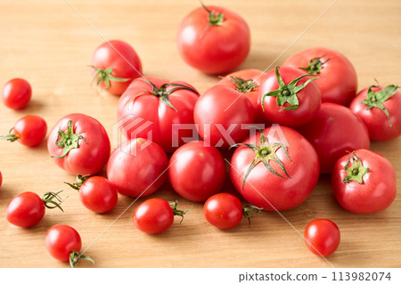 Fresh tomatoes Fresh tomatoes 113982074