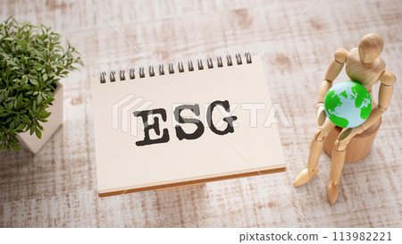 有一個筆記本，上面寫著ESG兩個字。引人注目的圖像 113982221