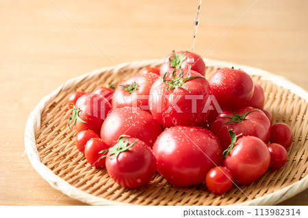 Tomatoes splashed with water 113982314
