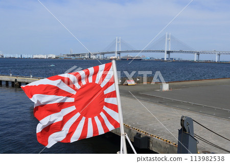 旭日旗在藍天上飄揚自衛隊少尉海上自衛隊 旭日旗在藍天上飄揚自衛隊少尉海上自衛隊 113982538