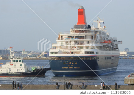 豪華遊輪靠泊，遊輪被拖船推動 113983005
