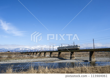 富山地方鐵路列車穿越常願寺川大橋 113984061