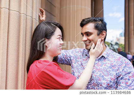 來自日本和印度的國際情侶甜蜜微笑 113984686