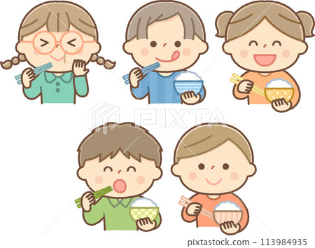 一群孩子在吃米飯 113984935