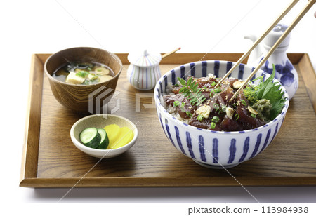 醃漬鰹魚盤(一碗用薑汁醃製的鰹魚生魚片,放在飯上) 醃漬鰹魚盤(一碗用薑汁醃製的鰹魚生魚片,放在飯上) 113984938