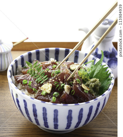 醃漬鰹魚盤（一碗用薑汁醃製的鰹魚生魚片，放在飯上） 113984939