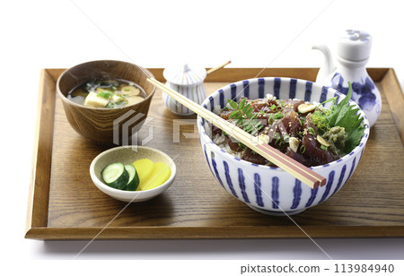 醃漬鰹魚盤(一碗用薑汁醃製的鰹魚生魚片,放在飯上) 醃漬鰹魚盤(一碗用薑汁醃製的鰹魚生魚片,放在飯上) 113984940