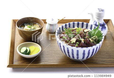 醃漬鰹魚盤(一碗用薑汁醃製的鰹魚生魚片,放在飯上) 醃漬鰹魚盤(一碗用薑汁醃製的鰹魚生魚片,放在飯上) 113984949