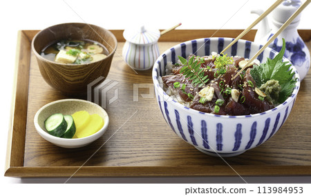 Marinated raw bonito rice bowl served on a tray (Rice bowl with bonito sashimi marinated in a ginger-flavored sauce and generously placed on top of rice Marinated raw bonito rice bowl served on a tray (Rice bowl with bonito sashimi marinated in a ginger-flavored sauce and generously placed on top of rice 113984953