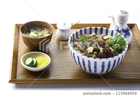 醃漬鰹魚盤（一碗用薑汁醃製的鰹魚生魚片，放在飯上） 113984959