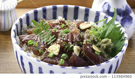 醃漬鰹魚盤（一碗用薑汁醃製的鰹魚生魚片，放在飯上） 113984960