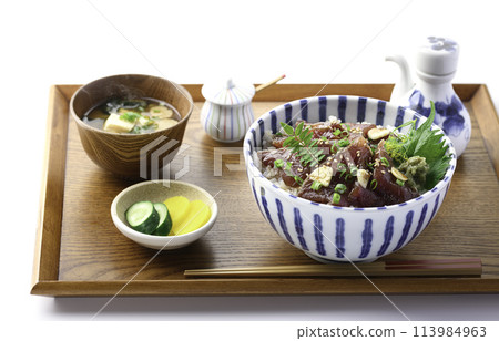 醃漬鰹魚盤（一碗用薑汁醃製的鰹魚生魚片，放在飯上） 113984963