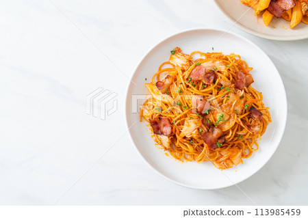 stir-fried spaghetti with kimchi and bacon 113985459