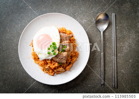 Kimchi fried rice with fried egg and pork 113985503