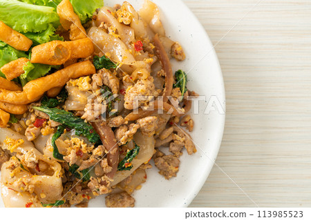 Stir-fried noodle with minced chicken and basil 113985523